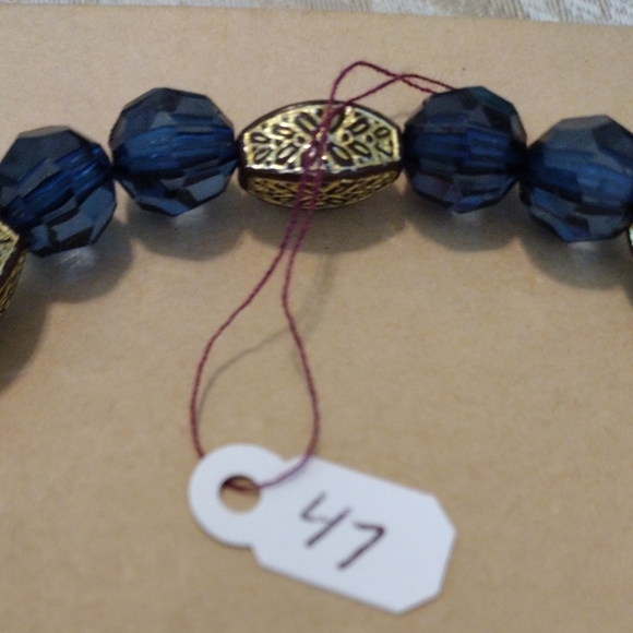 Artemis's Gems custom-made beaded bracelet with metal flower beads, blue/gold - Picture 3 of 3